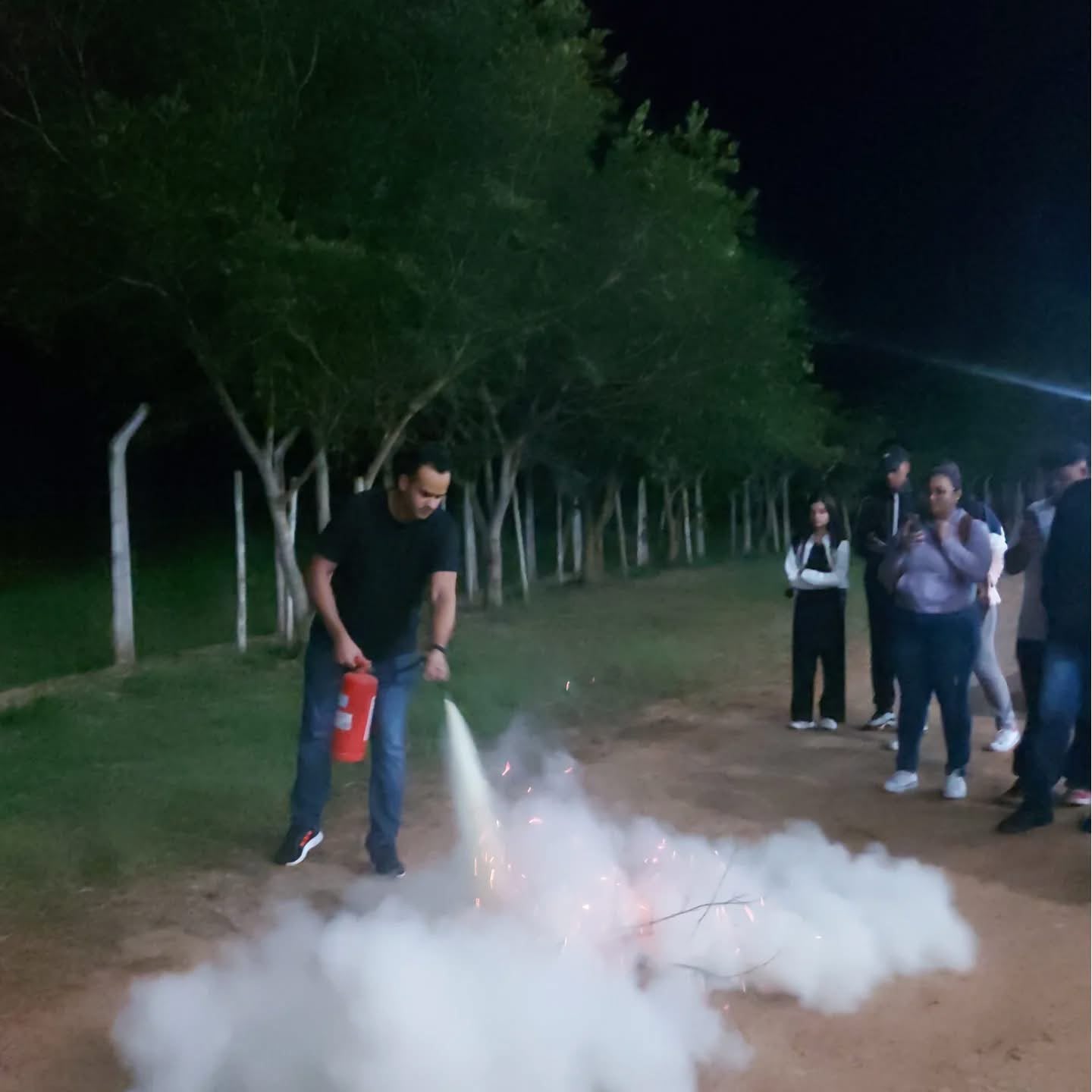 Treinamento prático com extintor de incêndio