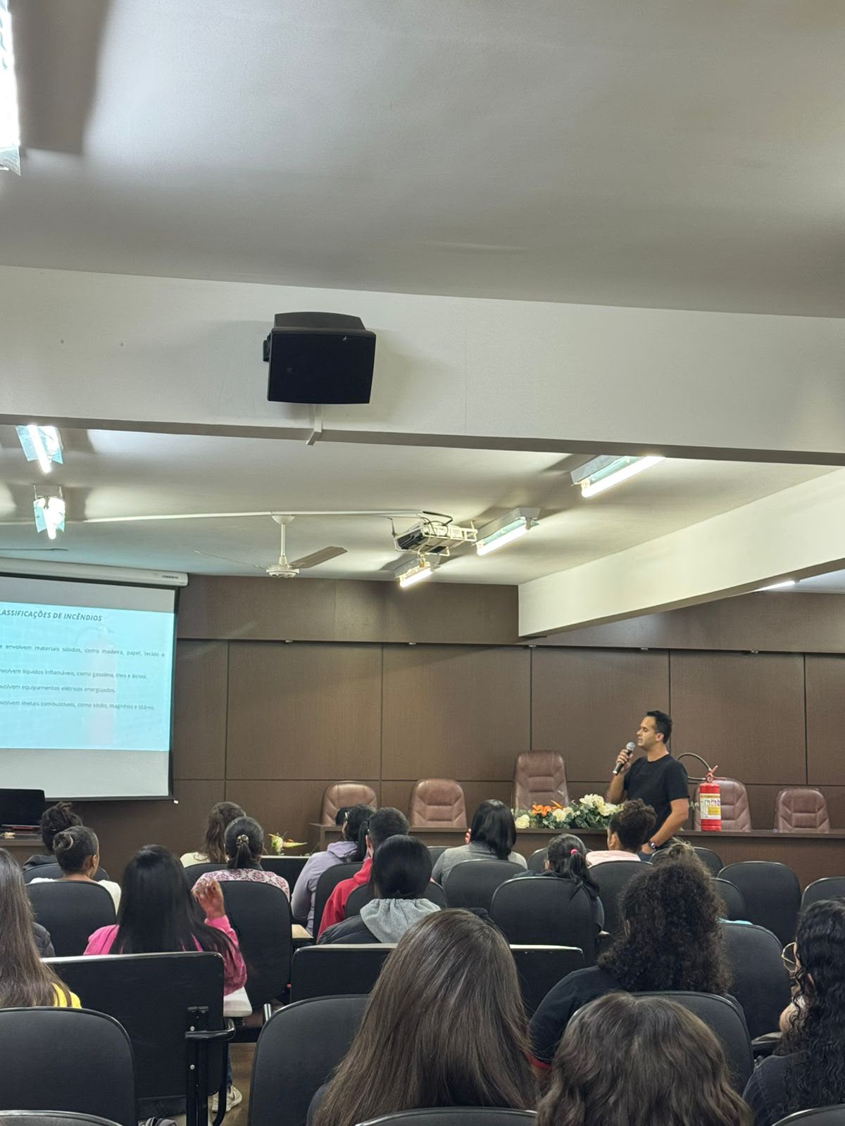 Treinamento em sala sobre classificações de incêndio